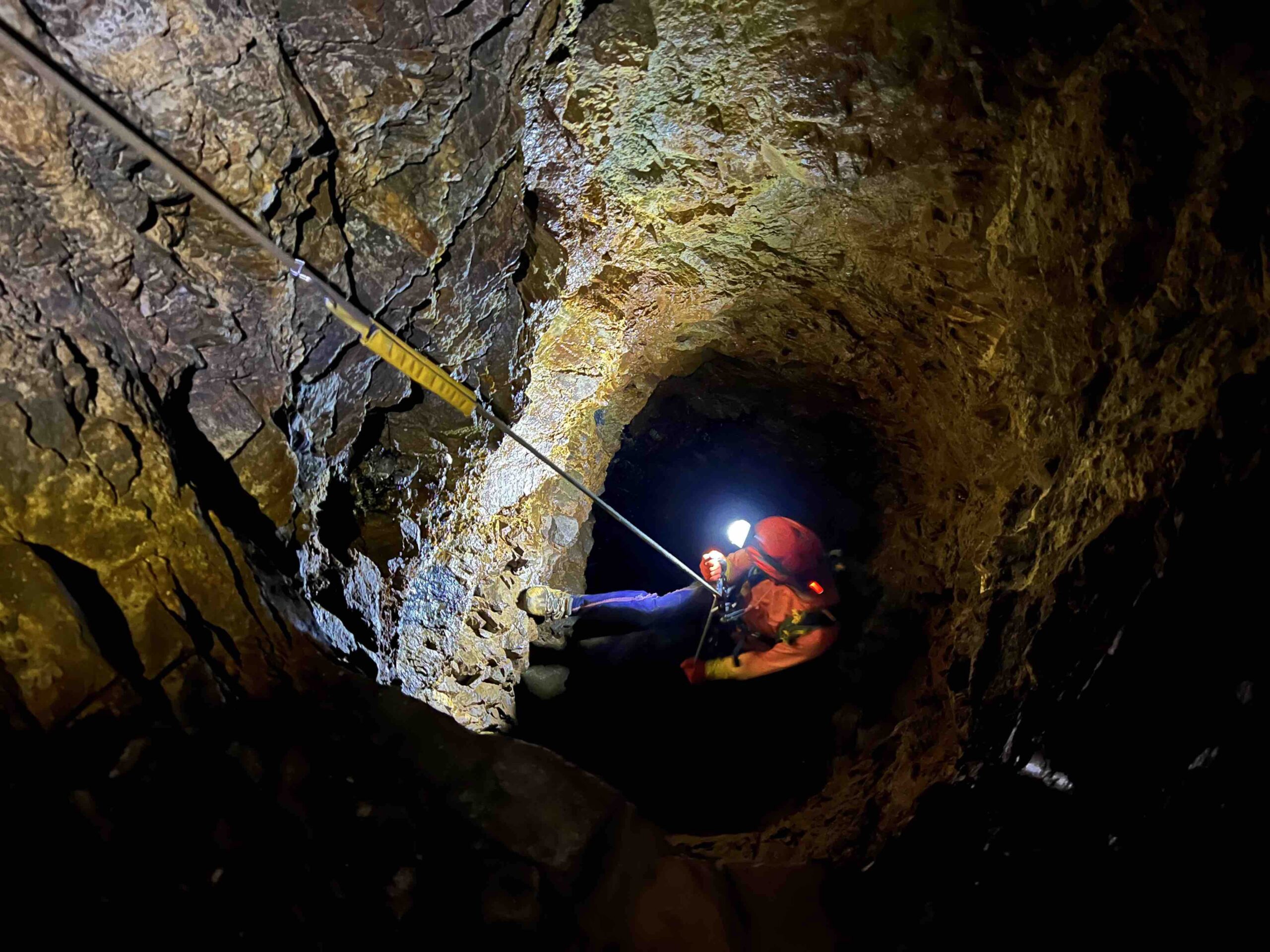 探洞單繩技術（Caving S.R.T.)